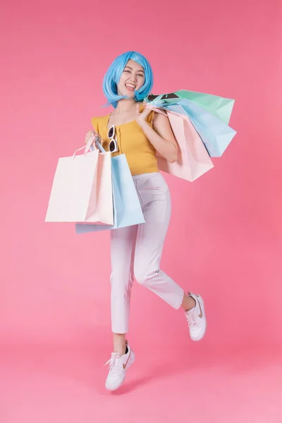 Retrato de una chica asiática bastante emocionada con coloridas compras b — Foto de Stock