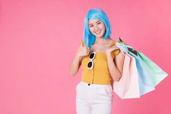 一个有着五颜六色购物的非常兴奋的亚洲女孩的画像 — 图库照片