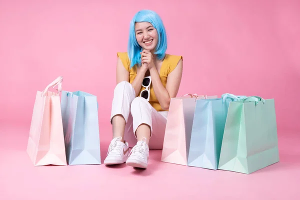 一个有着五颜六色购物的非常兴奋的亚洲女孩的画像 — 图库照片