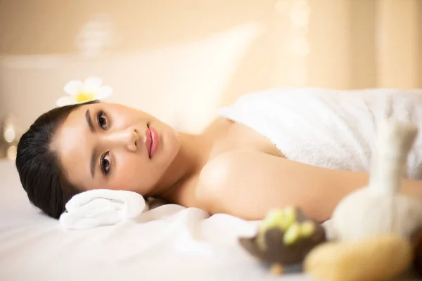 Asiatique Belle, jeune et saine femme dans le salon de spa. Massage t — Photo