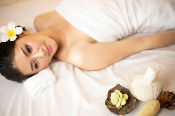 Asiática Mulher bonita, jovem e saudável no salão de spa. Massagem t — Fotografia de Stock