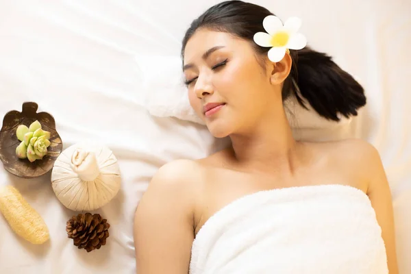 Asiática Mujer hermosa, joven y saludable en el salón de spa. Masaje t —  Fotos de Stock