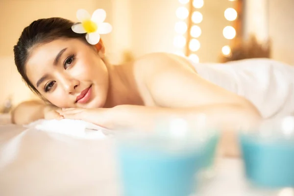 Asiática Mujer hermosa, joven y saludable en el salón de spa. Masaje t — Foto de Stock