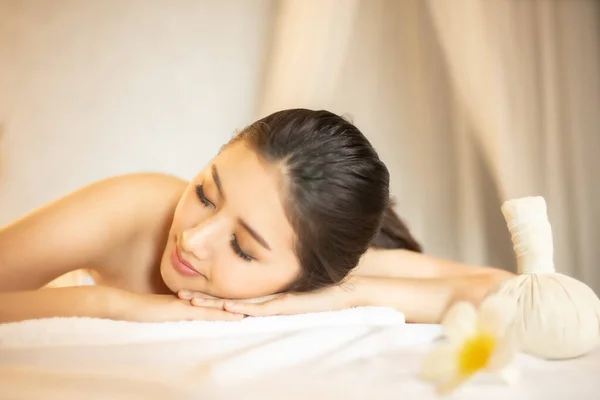 Asian Beautiful, młoda i zdrowa kobieta w salonie spa. Masaż t — Zdjęcie stockowe