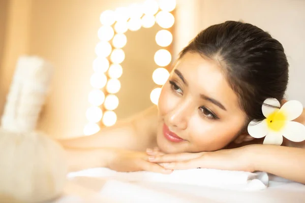 Asian Beautiful, młoda i zdrowa kobieta w salonie spa. Masaż t — Zdjęcie stockowe