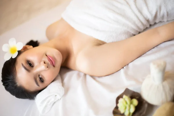 Aziatische mooie, jonge en gezonde vrouw in Spa Salon. Massage t — Stockfoto