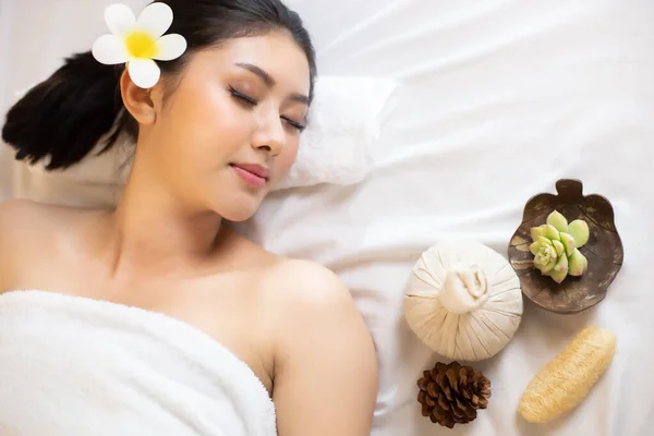 Asiatisk vacker, ung och frisk kvinna i Spa Salon. Massage t — Stockfoto