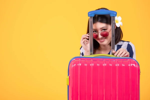 Touristin im Sommer lässige Kleidung.asiatische lächelnde Frau .pass — Stockfoto