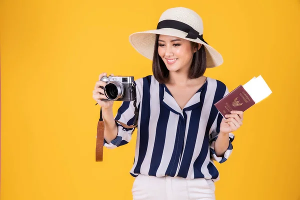 Mujer turística en ropa casual de verano.Mujer sonriente asiática.Pass —  Fotos de Stock