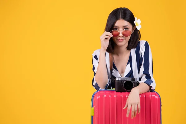 Mujer turística en ropa casual de verano.Mujer sonriente asiática.Pass —  Fotos de Stock