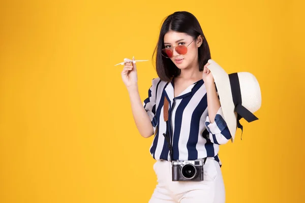 Tourist woman in summer casual clothes.Asian Smiling woman .Pass — Stock Photo, Image