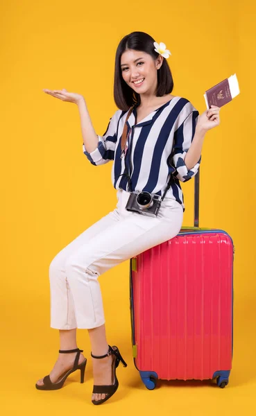 Toeristische vrouw in zomer casual kleding. Aziatische lachende vrouw. Pass — Stockfoto