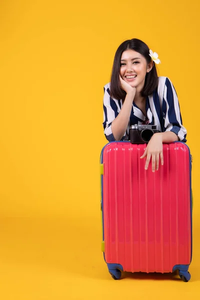 Touristin im Sommer lässige Kleidung.asiatische lächelnde Frau .pass — Stockfoto