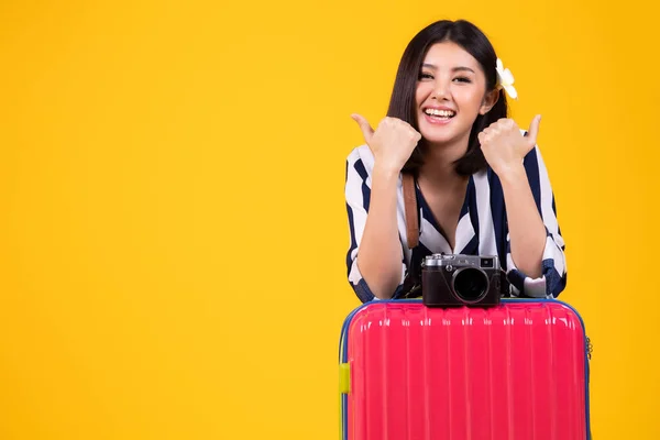 Touristin im Sommer lässige Kleidung.asiatische lächelnde Frau .pass — Stockfoto