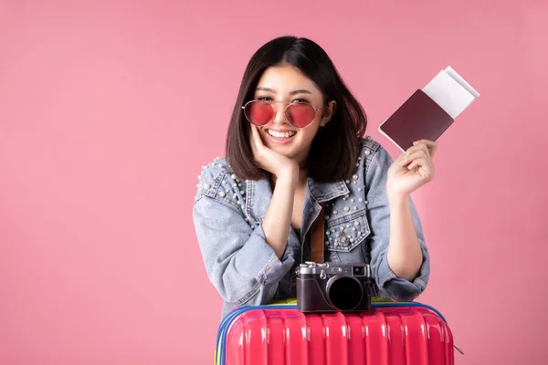 Mujer turística en ropa casual de verano.Mujer sonriente asiática.Pass —  Fotos de Stock