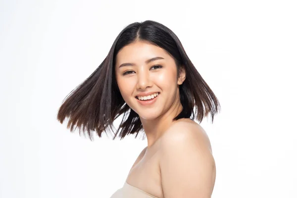 Hermosa mujer asiática joven pelo corto con piel limpia y fresca. F —  Fotos de Stock