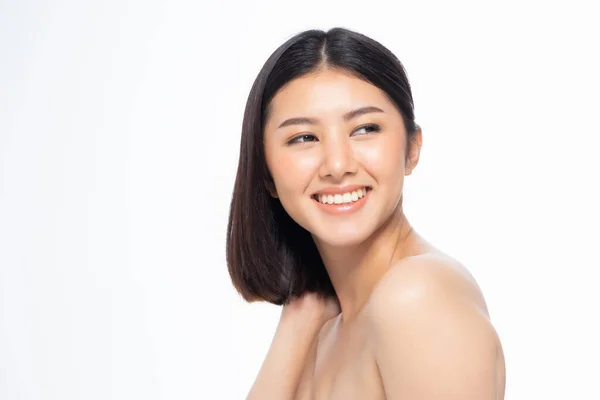 Belle jeune femme asiatique cheveux courts avec peau fraîche propre. Soins du visage, Soins du visage, Cosmétologie, beauté et santé de la peau et des idées cosmétiques concept. — Photo