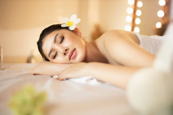 Asiatisk vacker, ung och frisk kvinna i Spa Salon. Massage t — Stockfoto