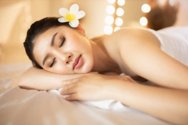 Spa salonunda Asya Güzel, genç ve sağlıklı bir kadın. Masaj t