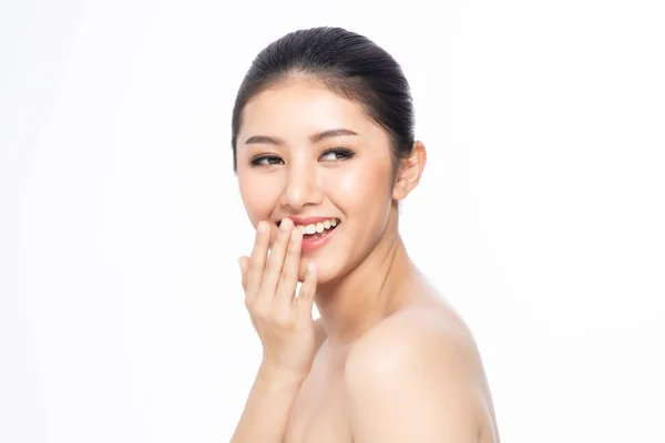 Hermosa mujer asiática joven pelo corto con piel limpia y fresca. F —  Fotos de Stock