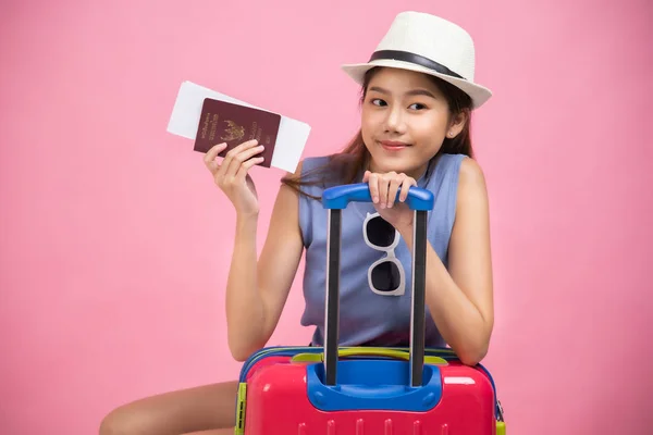 Mulher turística em roupas casuais de verão.Asiático Sorrindo mulher .Pass — Fotografia de Stock