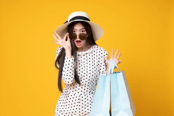 穿着夏装的亚洲女人。她笑着开开开心心地购物 — 图库照片
