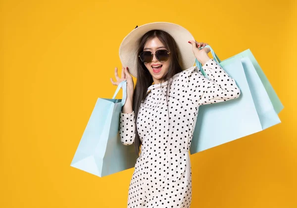 Mujer asiática en ropa casual de verano.Ella sonriente y feliz tienda — Foto de Stock