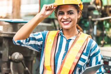 Hard Hatks Endüstriyel Mühendisleri. Ağır Sanayi Üretim Fabrikasında çalışıyorlar. Fabrikada kapalı sanayi işçisi..