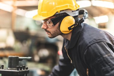 Hard Hatks Endüstrisi Mühendisleri. Ağır Sanayi Üretim Fabrikasında çalışıyorlar. Fabrikanın içinde endüstriyel işçiler. Sanayi fabrikasında çalışan bir adam..