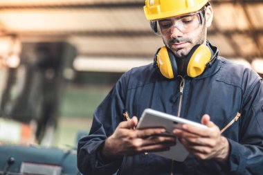 Hard Hatks Endüstrisi Mühendisleri. Ağır Sanayi Üretim Fabrikasında çalışıyorlar. Fabrikanın içinde endüstriyel işçiler. Sanayi fabrikasında çalışan bir adam..