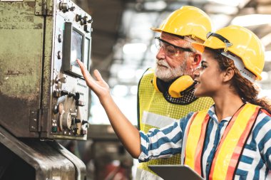 Hard Hatks Endüstriyel Mühendisleri. Ağır Sanayi Üretim Fabrikasında çalışıyorlar. Fabrikada kapalı sanayi işçisi..