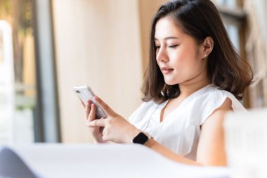 Mimar ya da iç mimar galeride malzeme numune tahtasıyla çalışıyor. Emlak işi, ev dekorasyonu. Yaratıcı insanların çalıştığı yer. Ofis masasında renk paletiyle çalışan genç tasarımcı kadın..