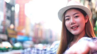 Gezgin Asyalı blogcu kadınlar Bangkok, Tayland 'a seyahat ediyor, cep telefonu kullanan güzel kadın video bloğu yapıyor ve sosyal medyada yaşıyor. Akıllı telefon ile video görüşmesi yapan kadın turist .