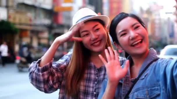 バンコク タイの旅行者アジアのブロガー女性 携帯電話を使用して美しい女性はVlogを作り ソーシャルメディアに住んでいます スマートフォンでビデオ通話を行う女性の観光客 — ストック動画