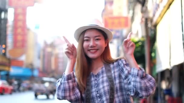 旅行的亚洲博客女性在泰国曼谷旅行 漂亮的女性使用手机制作博客 并生活在社交媒体中 — 图库视频影像