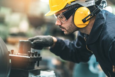 Hard Hatks Endüstrisi Mühendisleri. Ağır Sanayi Üretim Fabrikasında çalışıyorlar. Fabrikanın içinde endüstriyel işçiler. Endüstriyel fabrikada çalışan bir adam..