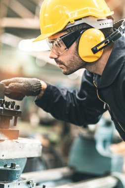 Hard Hatks Endüstrisi Mühendisleri. Ağır Sanayi Üretim Fabrikasında çalışıyorlar. Fabrikanın içinde endüstriyel işçiler. Endüstriyel fabrikada çalışan bir adam..