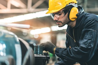 Hard Hatks Endüstrisi Mühendisleri. Ağır Sanayi Üretim Fabrikasında çalışıyorlar. Fabrikanın içinde endüstriyel işçiler. Endüstriyel fabrikada çalışan bir adam..