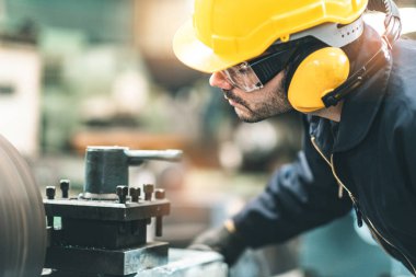 Hard Hatks Endüstrisi Mühendisleri. Ağır Sanayi Üretim Fabrikasında çalışıyorlar. Fabrikanın içinde endüstriyel işçiler. Endüstriyel fabrikada çalışan bir adam..