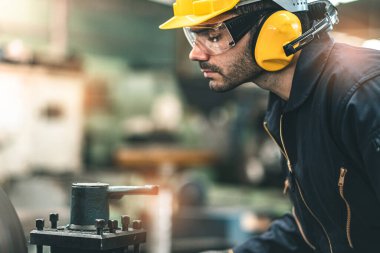 Hard Hatks Endüstrisi Mühendisleri. Ağır Sanayi Üretim Fabrikasında çalışıyorlar. Fabrikanın içinde endüstriyel işçiler. Endüstriyel fabrikada çalışan bir adam..