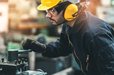 Hard Hatks Endüstrisi Mühendisleri. Ağır Sanayi Üretim Fabrikasında çalışıyorlar. Fabrikanın içinde endüstriyel işçiler. Endüstriyel fabrikada çalışan bir adam..