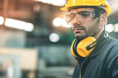 Hard Hatks Endüstrisi Mühendisleri. Ağır Sanayi Üretim Fabrikasında çalışıyorlar. Fabrikanın içinde endüstriyel işçiler. Endüstriyel fabrikada çalışan bir adam..