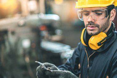Hard Hatks Endüstrisi Mühendisleri. Ağır Sanayi Üretim Fabrikasında çalışıyorlar. Fabrikanın içinde endüstriyel işçiler. Endüstriyel fabrikada çalışan bir adam..