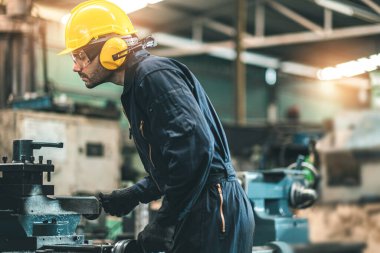 Hard Hatks Endüstrisi Mühendisleri. Ağır Sanayi Üretim Fabrikasında çalışıyorlar. Fabrikanın içinde endüstriyel işçiler. Endüstriyel fabrikada çalışan bir adam..