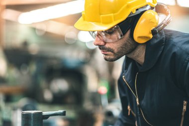 Hard Hatks Endüstrisi Mühendisleri. Ağır Sanayi Üretim Fabrikasında çalışıyorlar. Fabrikanın içinde endüstriyel işçiler. Endüstriyel fabrikada çalışan bir adam..