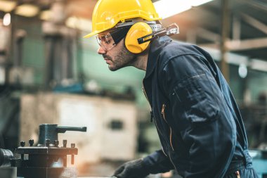 Hard Hatks Endüstrisi Mühendisleri. Ağır Sanayi Üretim Fabrikasında çalışıyorlar. Fabrikanın içinde endüstriyel işçiler. Endüstriyel fabrikada çalışan bir adam..