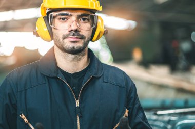 Hard Hatks Endüstrisi Mühendisleri. Ağır Sanayi Üretim Fabrikasında çalışıyorlar. Fabrikanın içinde endüstriyel işçiler. Endüstriyel fabrikada çalışan bir adam..