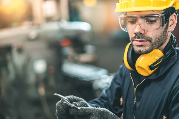 Hard Hatks Endüstrisi Mühendisleri. Ağır Sanayi Üretim Fabrikasında çalışıyorlar. Fabrikanın içinde endüstriyel işçiler. Endüstriyel fabrikada çalışan bir adam..