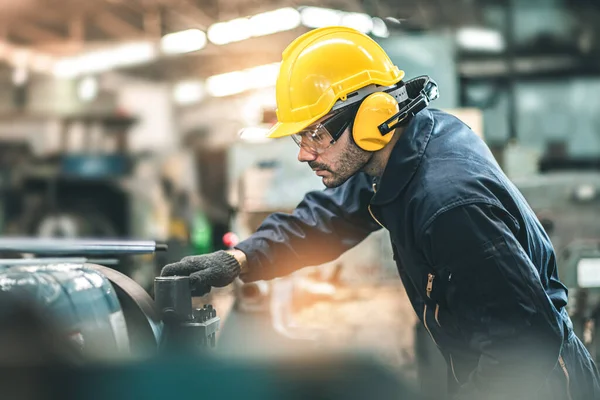 Hard Hatks Endüstrisi Mühendisleri. Ağır Sanayi Üretim Fabrikasında çalışıyorlar. Fabrikanın içinde endüstriyel işçiler. Endüstriyel fabrikada çalışan bir adam..