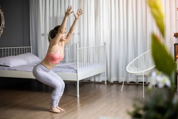 Jovem Mulher Asiática Praticando Ioga Quarto Jovens Fazem Ioga Casa — Fotografia de Stock